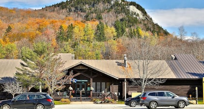 The Pico Escape: 3BR/2BA Ski On/Ski Off at Pico Mountain. Close to Killington.