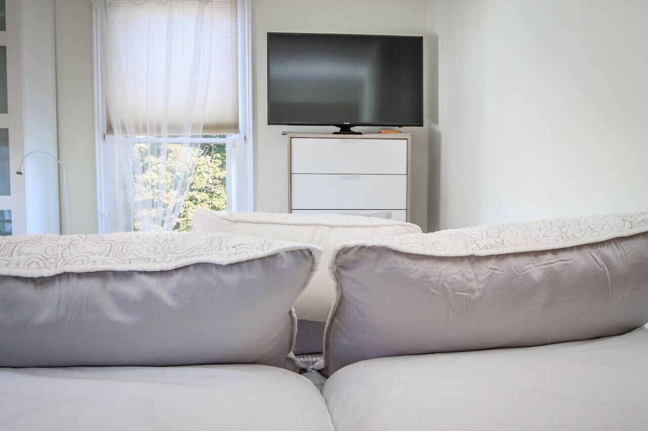 办公桌、熨斗/熨衣板、旅行婴儿床、免费 WiFi