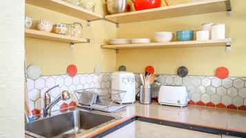 Een koelkast, een magnetron, een oven, een kookplaat