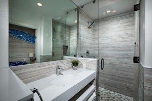Dusche, Haartrockner, Handtücher, Toilettenpapier