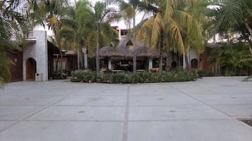 Vista frontal de la propiedad