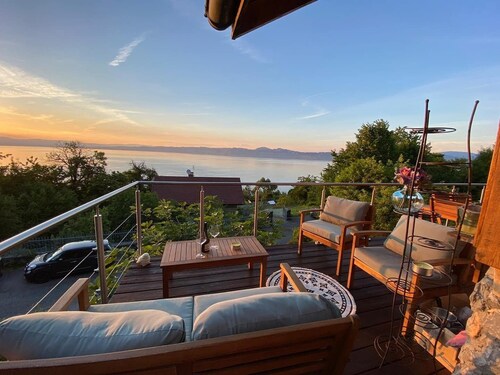 Panoramic lake view chalet