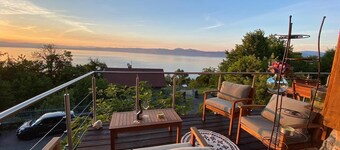 Panoramic lake view chalet