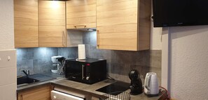 Een koelkast, een microgolfoven, een vaatwasser