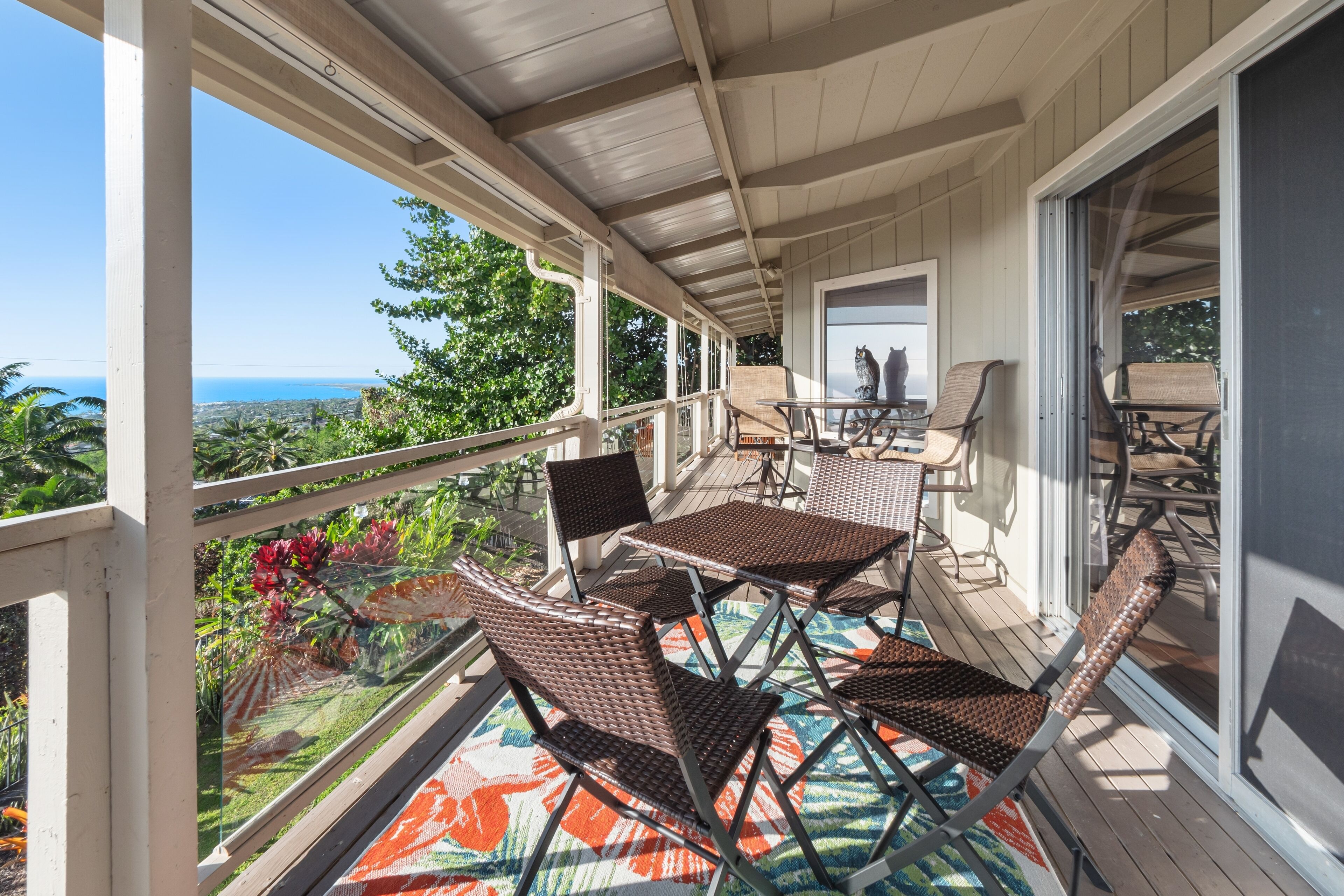 Snowbird-friendly house near golf with ocean view, balcony, firepit & W/D