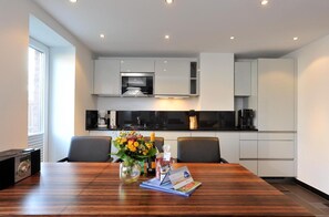 Geladeira, micro-ondas, cooktop, lava-louças