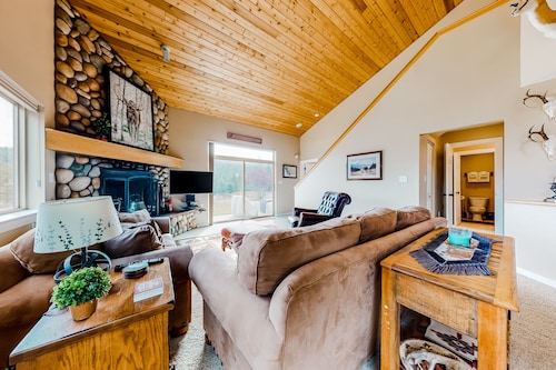 Mountain-view gem with fireplace, garage, washer/dryer & alfresco dining