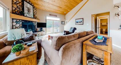 Mountain-view gem with fireplace, garage, washer/dryer & alfresco dining