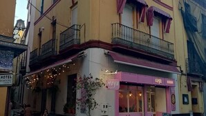 Un immeuble d’angle abritant un restaurant au rez-de-chaussée appelé « Moya ».