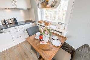 Réfrigérateur, micro-ondes, plaque de cuisson, lave-vaisselle