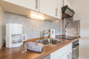 Kjøleskap, ovn, kokeplater og oppvaskmaskin