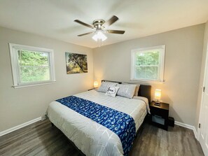 3 bedrooms, in-room safe, desk, iron/ironing board