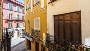 A narrow street with buildings featuring balconies and shutters. - Homey Seville. Bright Apartment in Santa Cruz (Sleeps 6; Parking Optional) (Sevilla)