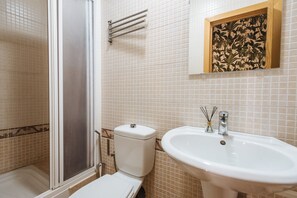 Douche, séchoir à cheveux, bidet, serviettes fournies