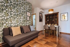 TV - Bright Apartment at Santa Cruz 6 people Parking Optional (Sevilla)
