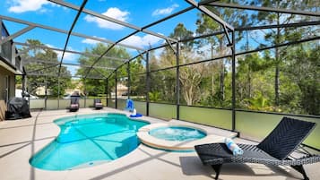 Una piscina al aire libre, una piscina climatizada