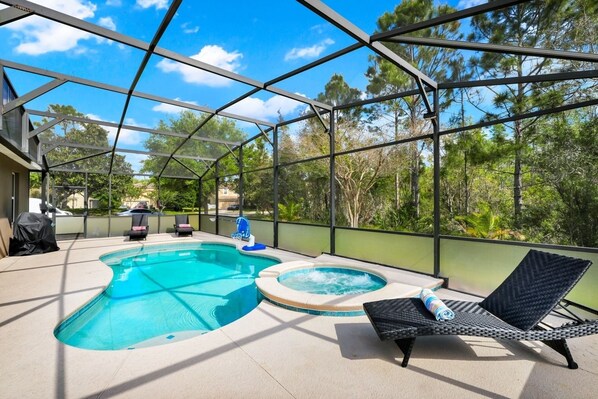 Alberca al aire libre y alberca climatizada