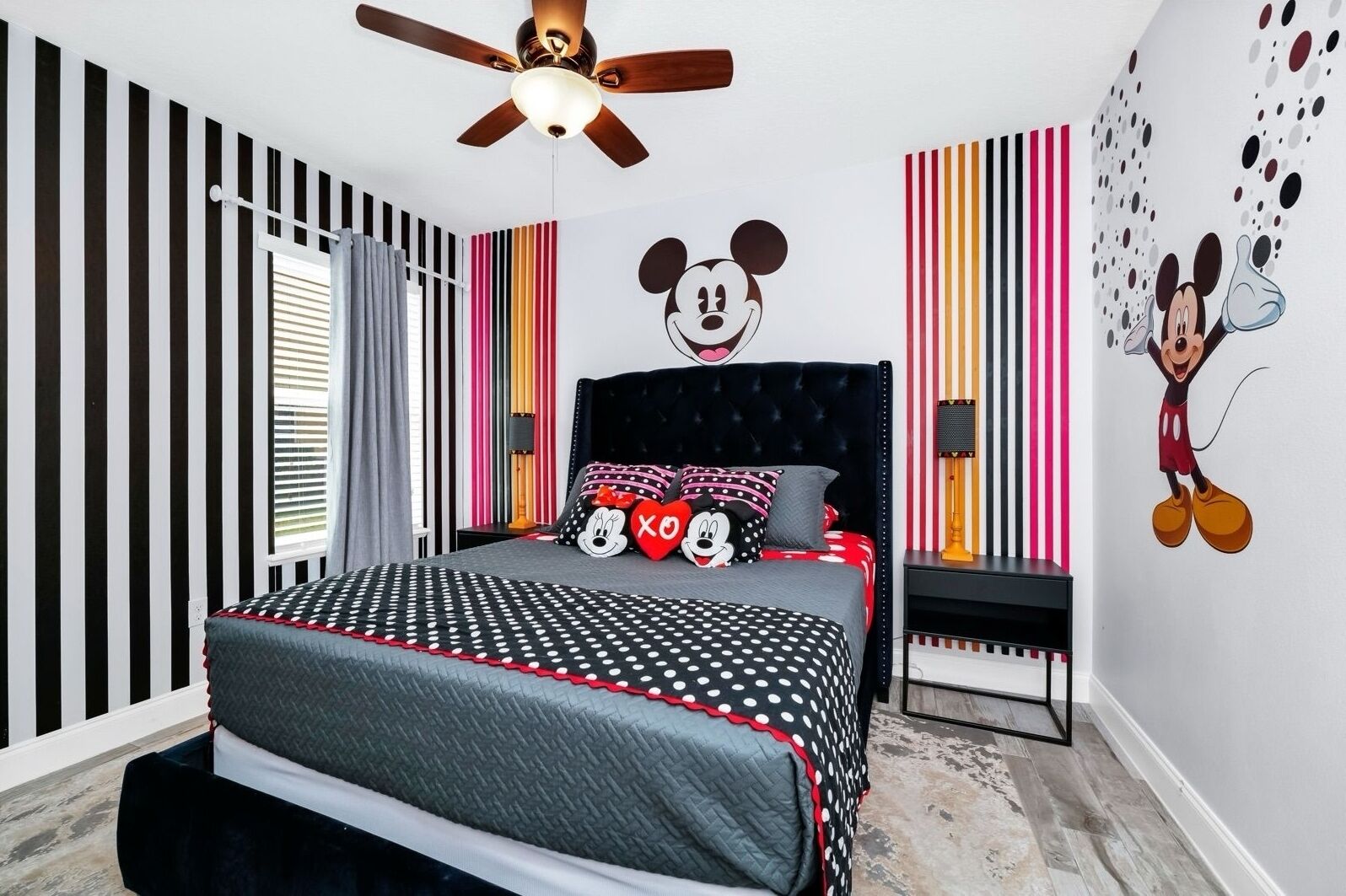 5 dormitorios, caja fuerte, escritorio y tabla de planchar con plancha