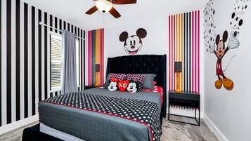 5 dormitorios, caja fuerte, escritorio y tabla de planchar con plancha