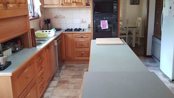 Frigorífico, microondas, horno y placa de cocina