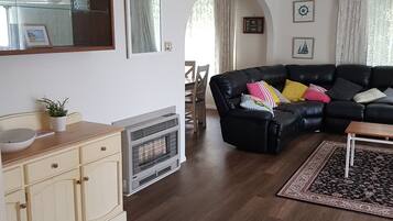 Una Smart TV, una mesa de tenis de mesa, libros, una videoteca