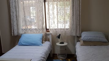 4 dormitorios, tabla de planchar con plancha, ropa de cama