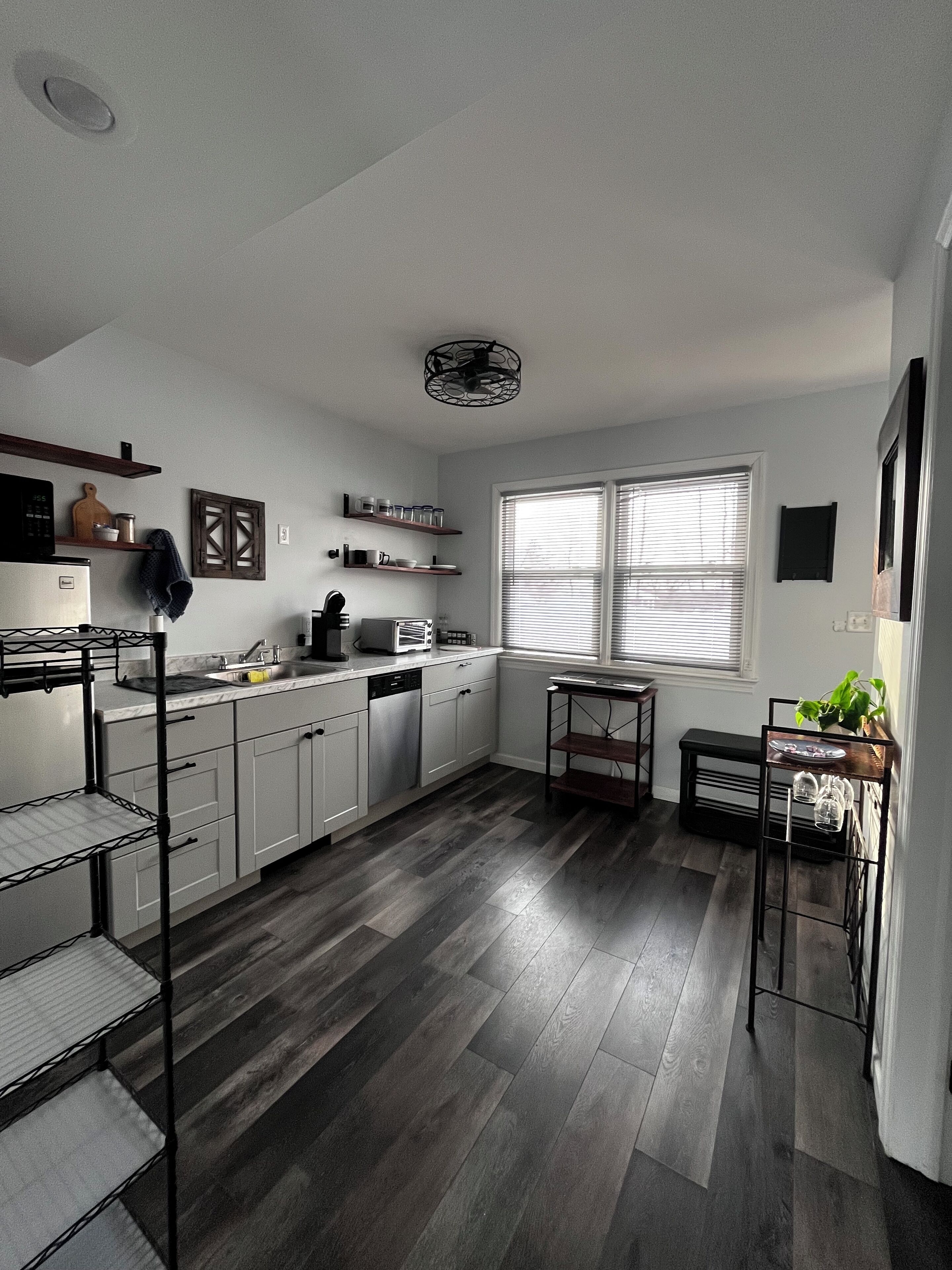 Réfrigérateur, micro-ondes, lave-vaisselle, cafetière/bouilloire