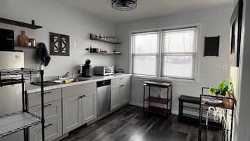 Réfrigérateur, micro-ondes, lave-vaisselle, cafetière/bouilloire