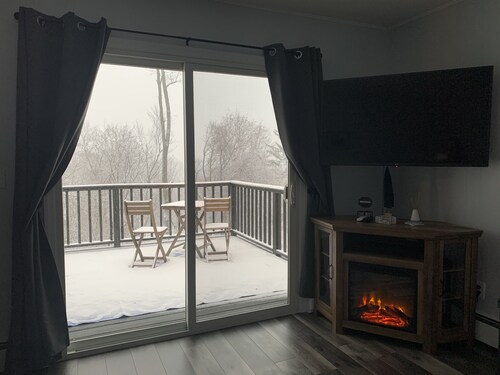 Hudson River View Suite-idyllic getaway with fireplace & private deck-75 min NYC