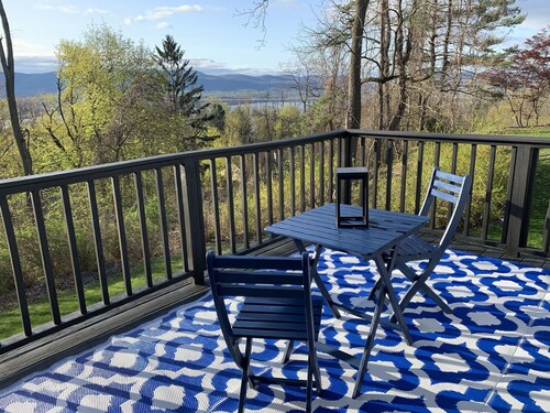 Hudson River View Suite-idyllic getaway with fireplace & private deck-75 min NYC