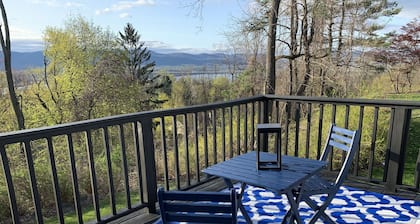 Hudson River View Suite-idyllic getaway with fireplace & private deck-75 min NYC