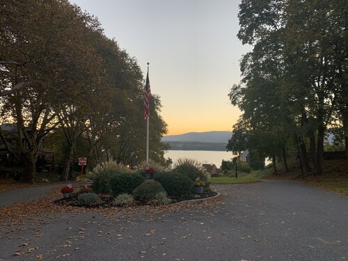 Hudson River View Suite-idyllic getaway with fireplace & private deck-75 min NYC