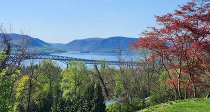 Hudson River View Suite-idyllic getaway with fireplace & private deck-75 min NYC