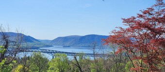 Hudson River View Suite-idyllic getaway with fireplace & private deck-75 min NYC