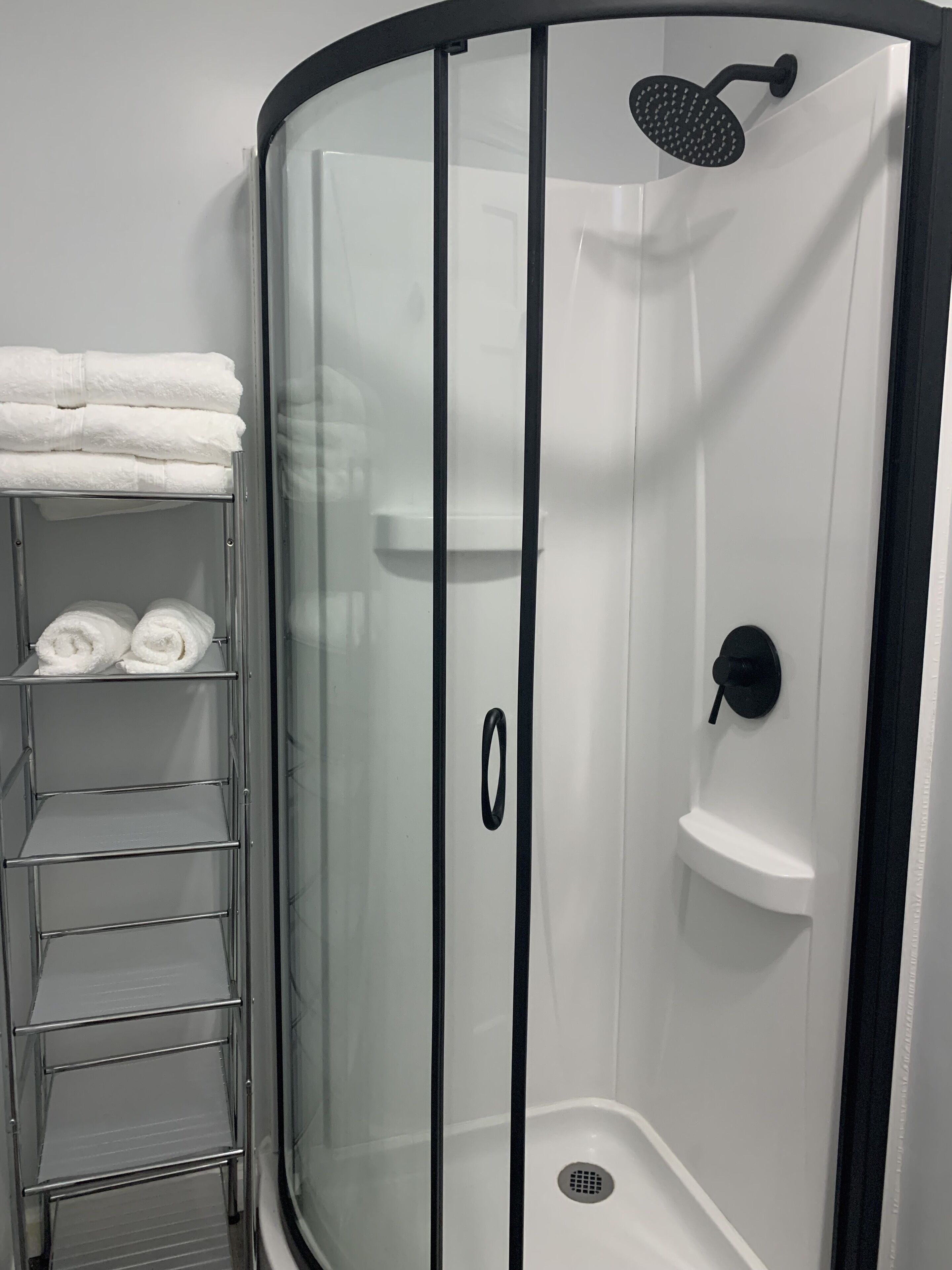Douche, sèche-cheveux, serviettes fournies, savon