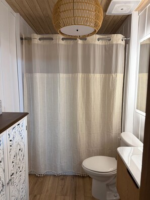 Combined shower/tub, hair dryer, towels, toilet paper - Waterfront home on river. Close to lakes, UTV-ATV-snowmobile trails-golf nearby (Bruce)