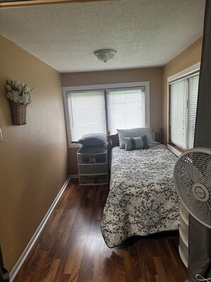 3 室のベッドルーム、WiFi (無料)、ベッドシーツ