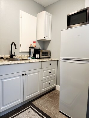 Kylskåp, mikrovågsugn, ugn och spishäll