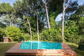 Piscine chauffée, chaises longues