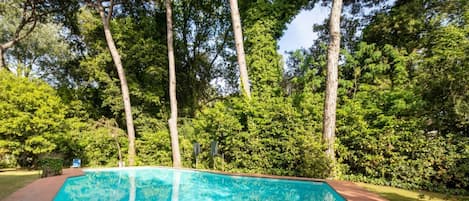 Piscine chauffée, chaises longues