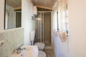 Een bad, een haardroger, een bidet, handdoeken