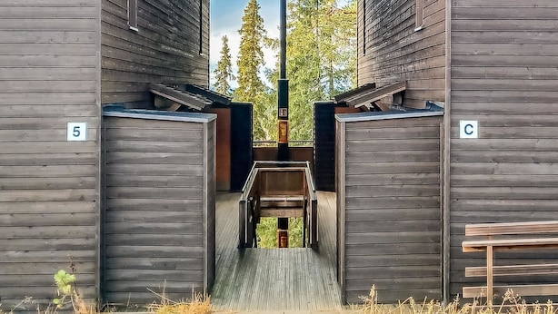 Un edificio in legno con una scala centrale che conduce a un piano superiore.