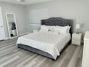 4 bedrooms, desk, iron/ironing board, free WiFi - Glamorous Resort Style Home in Vegas (Las Vegas)