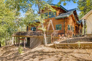Exterior - Custom Built 6BR Chalet w/Views of Trees & Wildlife, WiFi &  Large Deck (Groveland)