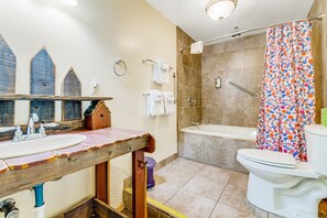 Free toiletries, hair dryer, towels - Custom Built 6BR Chalet w/Views of Trees & Wildlife, WiFi &  Large Deck (Groveland)