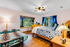 6 bedrooms, iron/ironing board, Internet, bed sheets - Custom Built 6BR Chalet w/Views of Trees & Wildlife, WiFi &  Large Deck (Groveland)