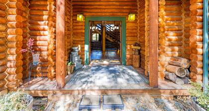 Beautiful Custom Built Log Cabin W/ Views of Trees & Wildlife, Free WiFi & Deck