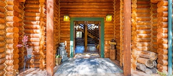Custom Built 6BR Chalet w/Views of Trees & Wildlife, WiFi & Large Deck