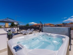 Outdoor spa tub - Cosy apartment for 6 guests with private pool, WIFI, A/C, TV and terrace (Umag)