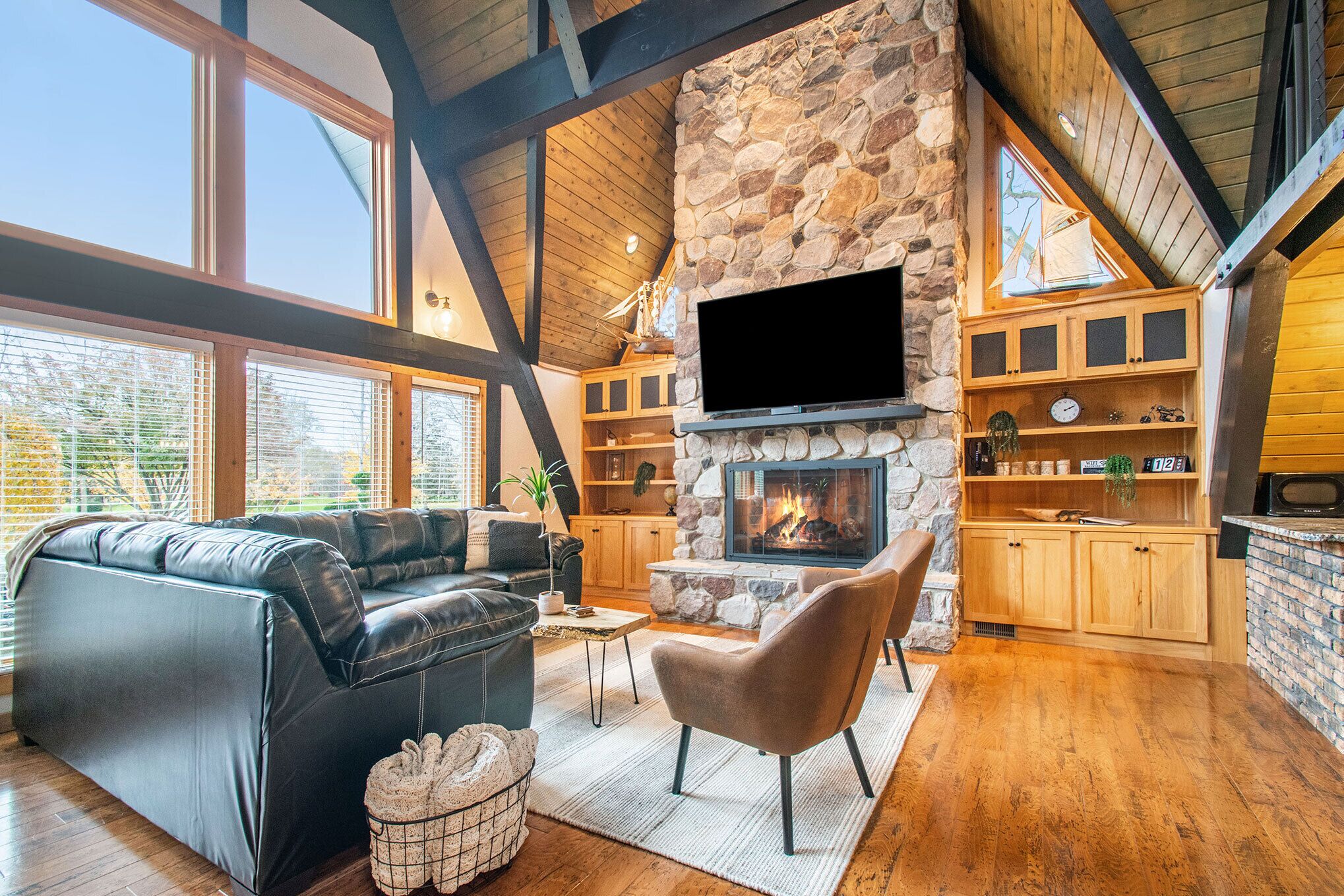 Smart TV, chimenea y oficina 